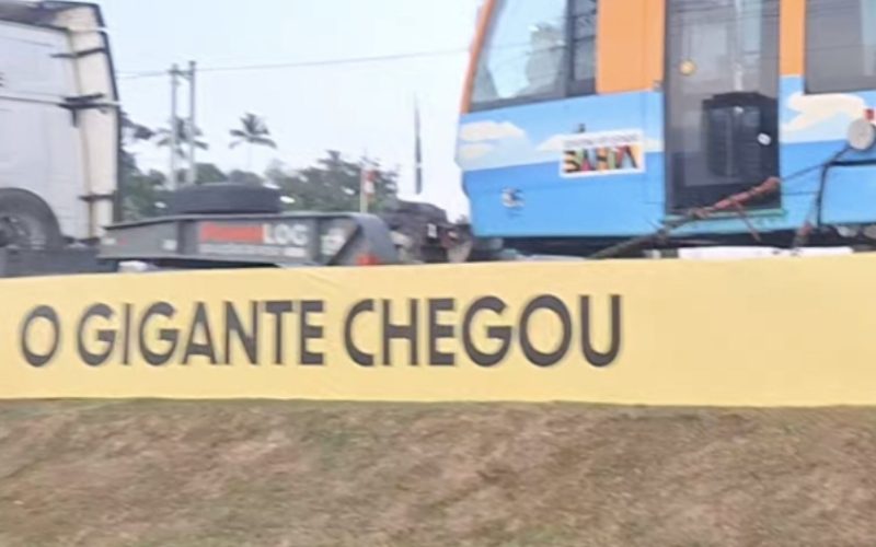 Primeiro trem do VLT é exposto na paralela em Salvador