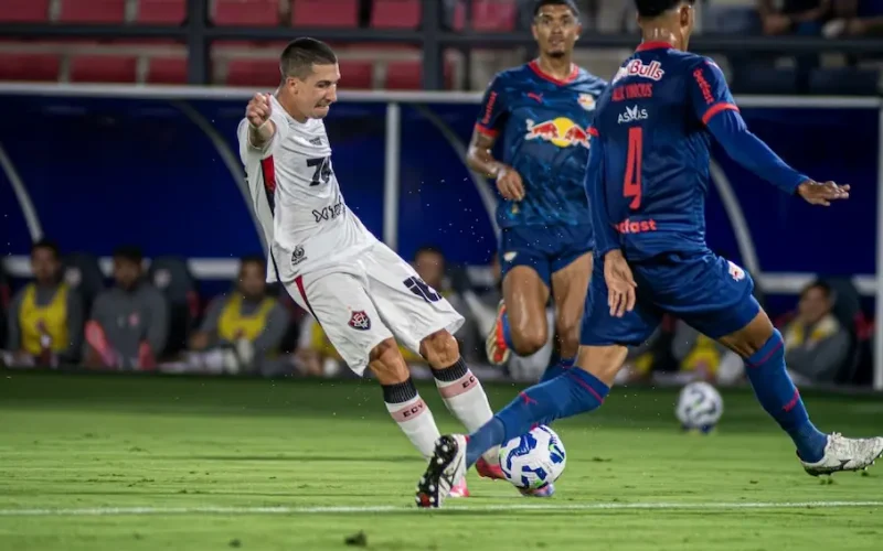 Vitória é goleado pelo Bragantino e decidirá permanência na Série A na última rodada