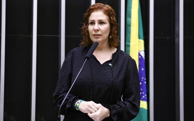 Carla Zambelli renuncia ao mandato após decisão do STF