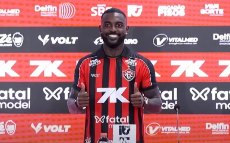 Vitória renova contrato com o lateral-esquerdo Ramon