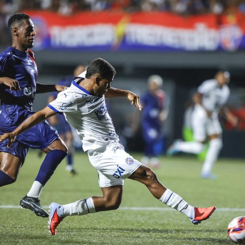 Com 1º gol profissional de Dell, Bahia goleia Bahia de Feira na estreia fora de casa no Baianão 2026