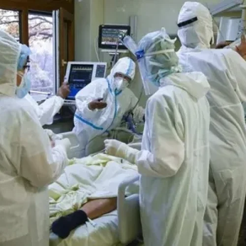 Infectologista explica riscos de novo surto viral no Brasil