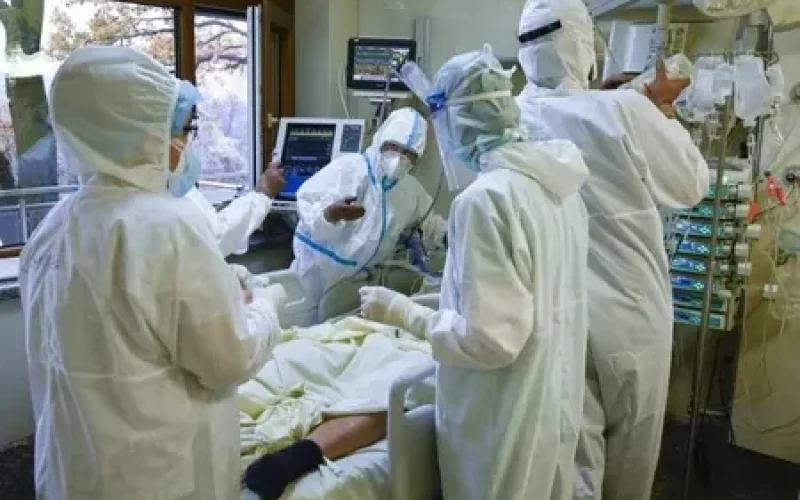 Infectologista explica riscos de novo surto viral no Brasil