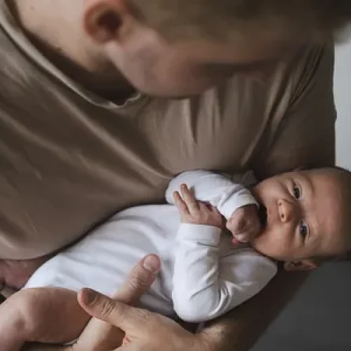 PL que amplia licença-paternidade para 20 dias é aprovado no Senado
