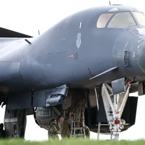 Aeronave dos EUA cai no Iraque com militares a bordo; veja detalhes