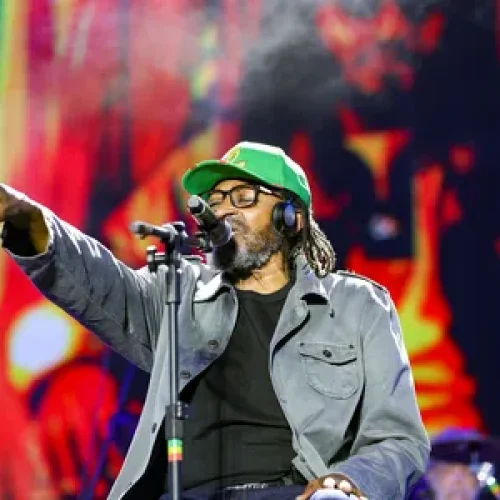 Após polêmica, Edson Gomes pode receber honraria de bolsonarista