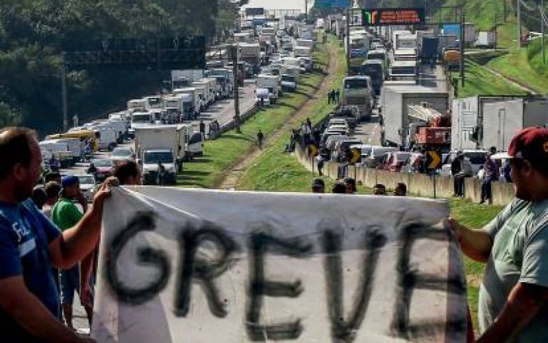 Greve de caminhoneiros pode ocorrer até o fim da semana com diesel em alta