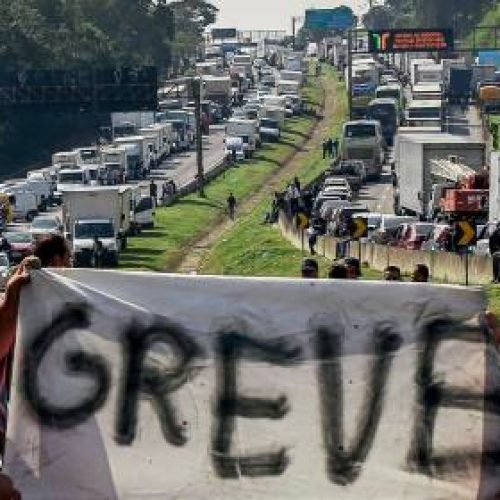 Greve de caminhoneiros pode ocorrer até o fim da semana com diesel em alta