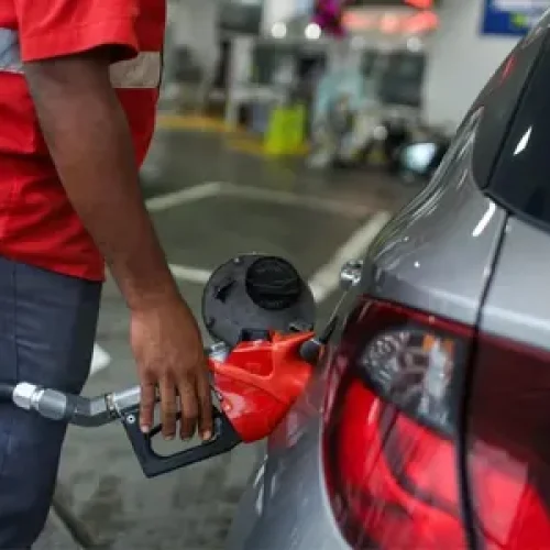 Motoristas de Salvador reclamam de escassez do etanol