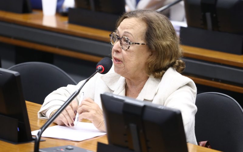 Fim da escala 6×1: “Trabalhadores clamam por isso”, diz deputada baiana que integra CCJ
