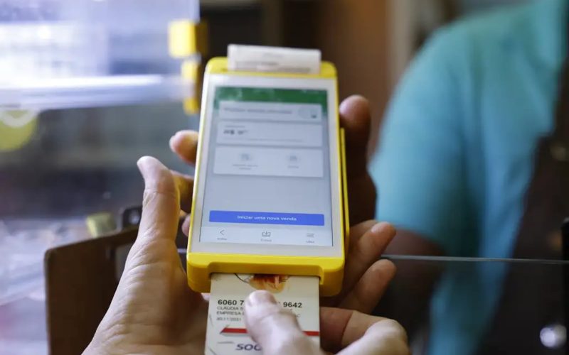 Vale-refeição: o que muda para que os cartões sejam aceitos em todas as maquininhas?
