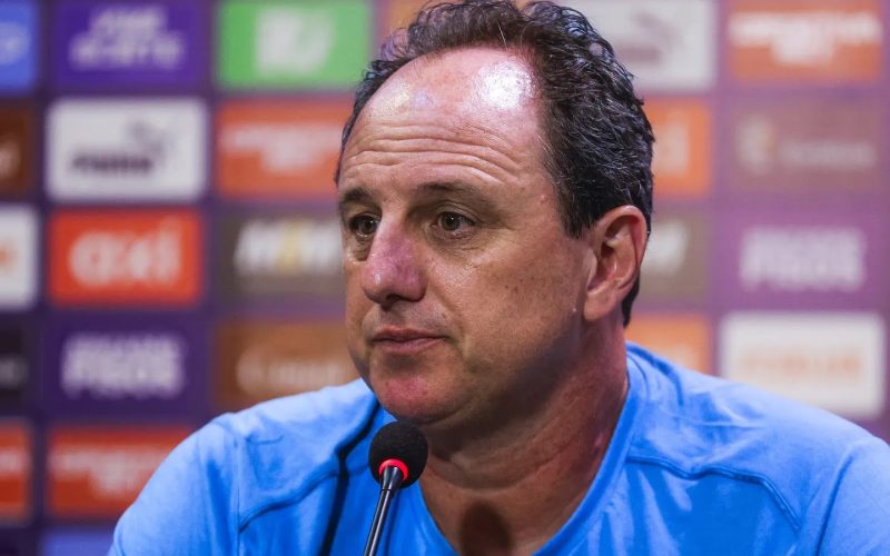 “Acabou a paz”: Organizada do Bahia protesta em condomínio de Rogério Ceni após empate