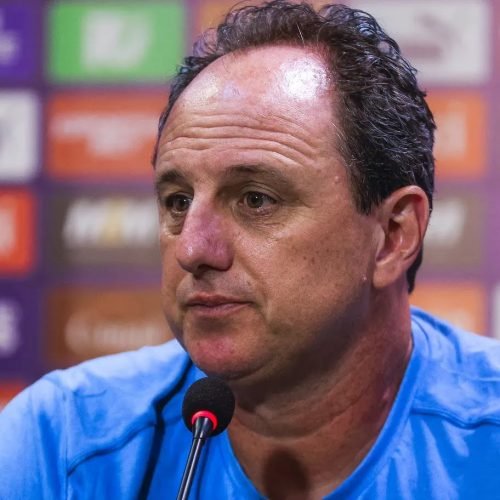 “Acabou a paz”: Organizada do Bahia protesta em condomínio de Rogério Ceni após empate