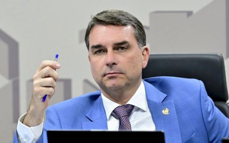 Flávio Bolsonaro toma medida de emergência nesta terça-feira (19) para salvar pré-campanha junto à bancada do PL após escândalo com Vorcaro
