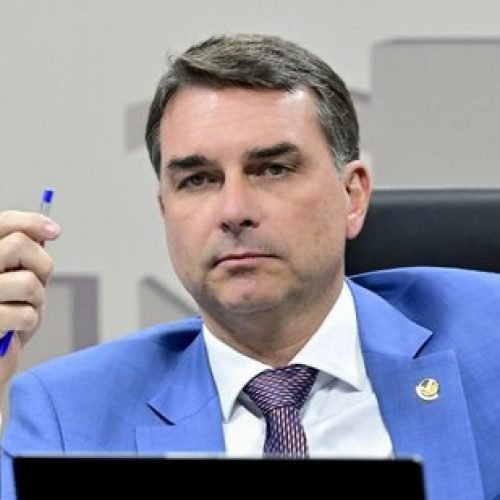 Flávio Bolsonaro toma medida de emergência nesta terça-feira (19) para salvar pré-campanha junto à bancada do PL após escândalo com Vorcaro