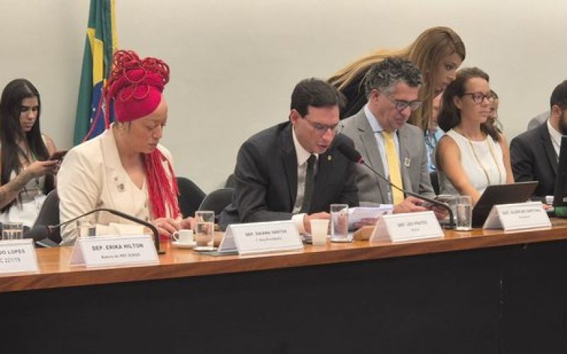Entenda a emenda que busca não computar pausas para almoço do horário de trabalho criticada por Leo Prates (Fim da Escala 6×1)