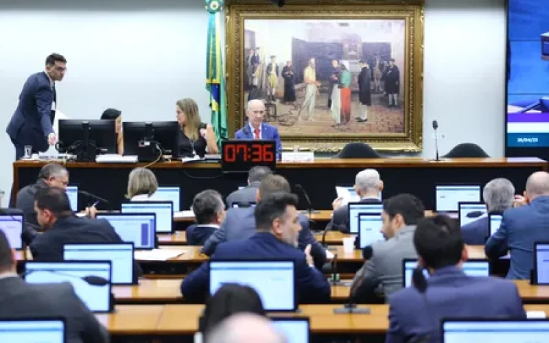 Maioridade penal: CCJ retoma votação de PEC nesta quarta-feira