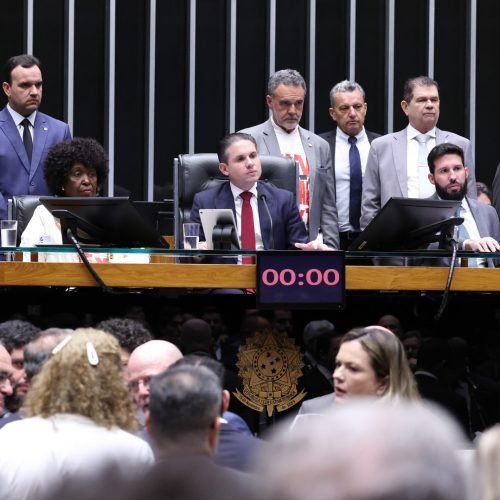 Deputados aprovam fim da escala 6×1 e PEC segue para análise no Senado
