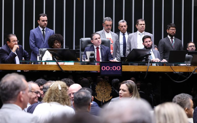 Deputados aprovam fim da escala 6×1 e PEC segue para análise no Senado