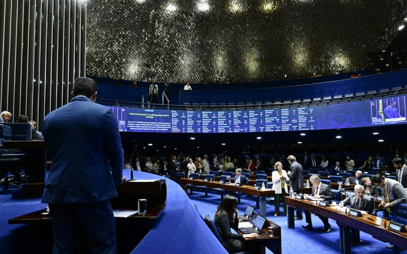 Plenário do Senado Federal durante sessão deliberativa ordinária. Ordem do dia. Na pauta, a deliberação das Medidas Provisórias nºs 1.342 e 1.344, de 2026, e dos demais itens constantes da pauta publicada pela Secretaria-Geral da Mesa. À tribuna, em discurso, relator-revisor do PLV 6/2026 no Senado Federal, senador Styvenson Valentim (Podemos-RN). Mesa: presidente do Senado Federal, senador Davi Alcolumbre (União-AP); secretário-geral da Mesa do Senado Federal, Danilo Augusto Barboza de Aguiar. Foto: Waldemir Barreto/Agência Senado