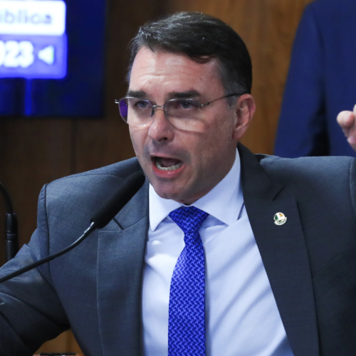 Flávio Bolsonaro nega ter recebido pagamento de empresa investigada no caso Master