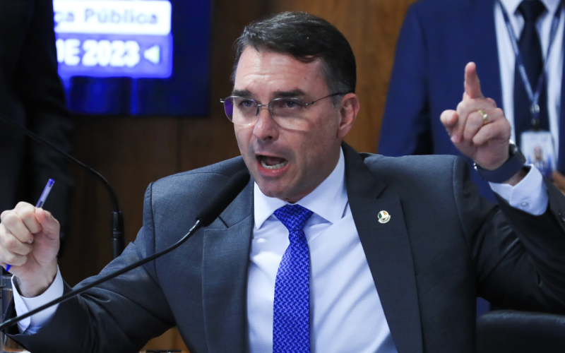 Flávio Bolsonaro nega ter recebido pagamento de empresa investigada no caso Master
