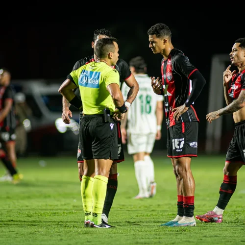 Vitória é goleado pelo Palmeiras em jogo marcado por polêmica na arbitragem