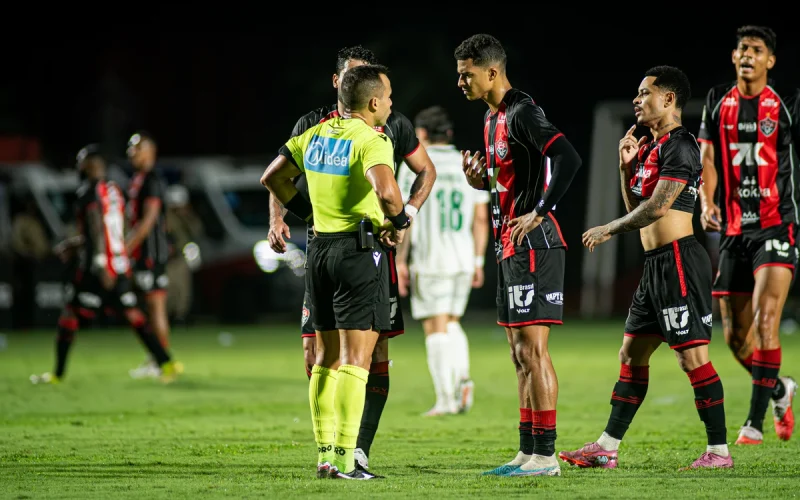 Vitória é goleado pelo Palmeiras em jogo marcado por polêmica na arbitragem