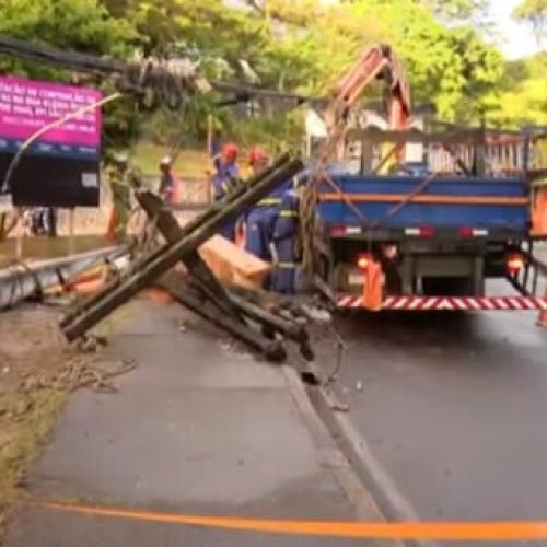 Ônibus bate em poste, causa incêndio e deixa moradores de São Marcos sem energia