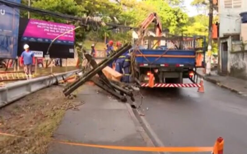 Ônibus bate em poste, causa incêndio e deixa moradores de São Marcos sem energia