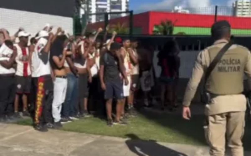 Ônibus do transporte público são alvo de vandalismo durante Ba-Vi em Salvador