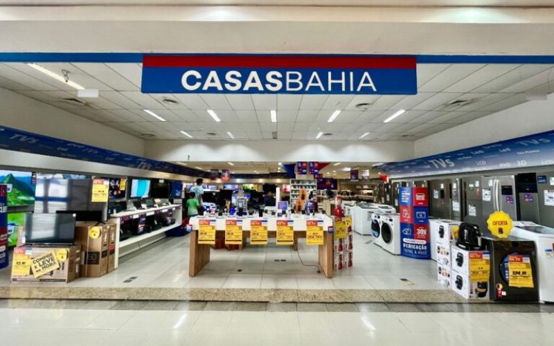 Comerciários realizam manifestação contra demissões na Casas Bahia em Salvador