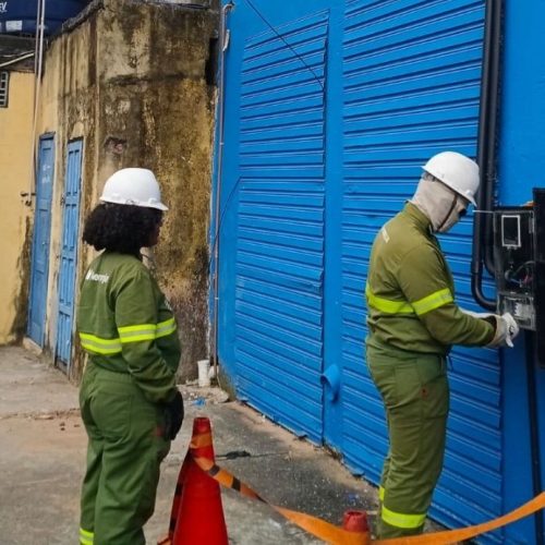 Operação contra furto de energia remove mais de 70 “gatos” em Salvador