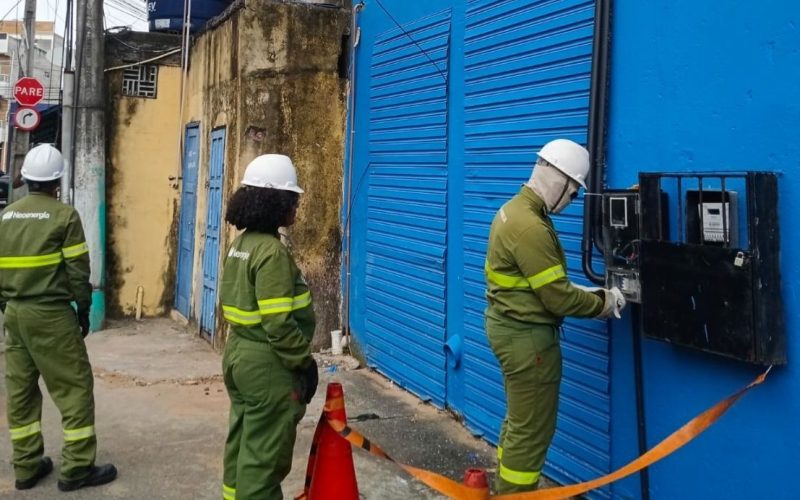Operação contra furto de energia remove mais de 70 “gatos” em Salvador