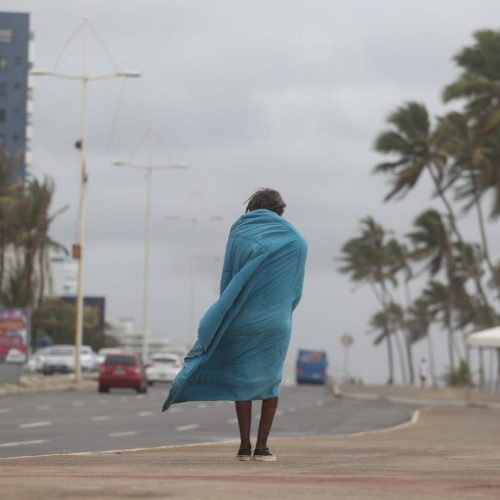 Frente fria chega à Bahia com ventos de até 70 km/h, raios e chuva forte