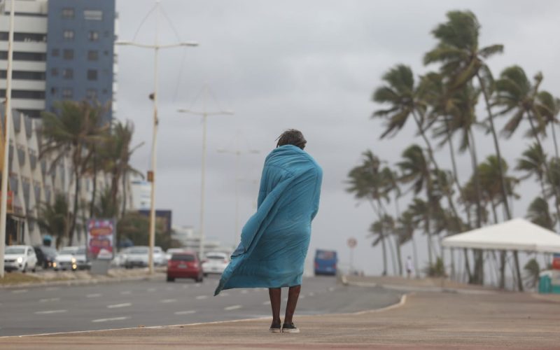 Frente fria chega à Bahia com ventos de até 70 km/h, raios e chuva forte