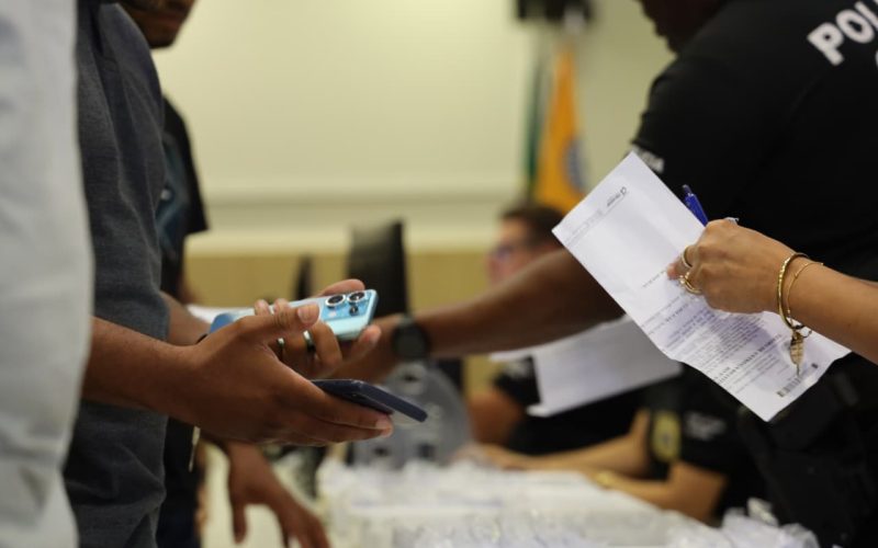 Mais de 500 celulares são devolvidos a vítimas de roubos e furtos em Salvador
