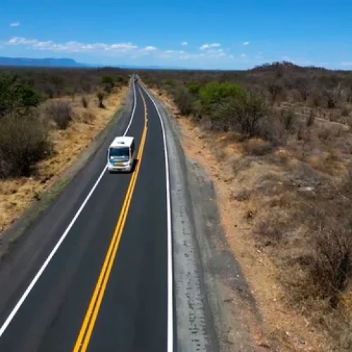 Trecho de rodovia que corta a Chapada Diamantina é interditado após tombamento de carreta