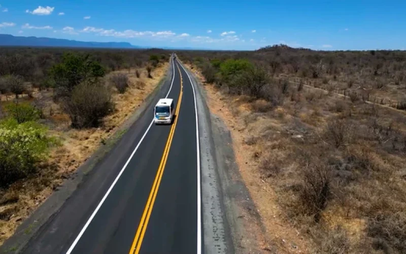 Trecho de rodovia que corta a Chapada Diamantina é interditado após tombamento de carreta