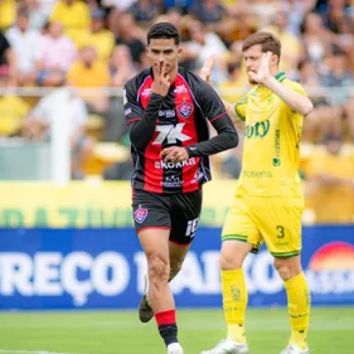 Renê discute com jogadores do Vitória após empate com o Mirassol