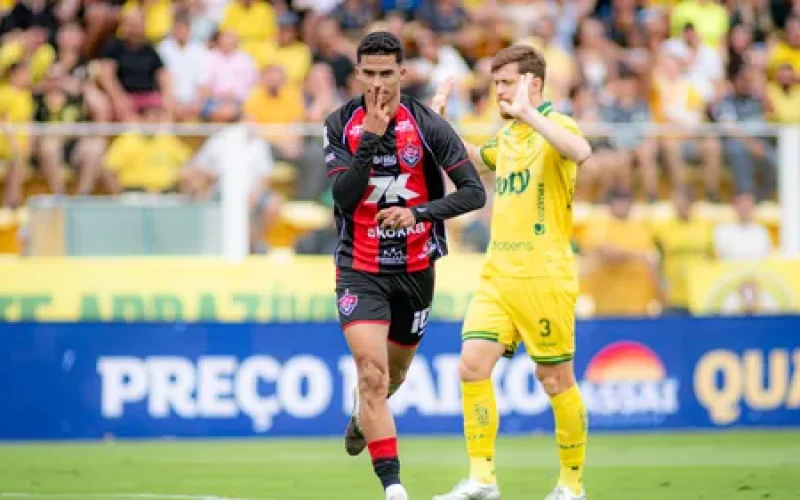 Renê discute com jogadores do Vitória após empate com o Mirassol
