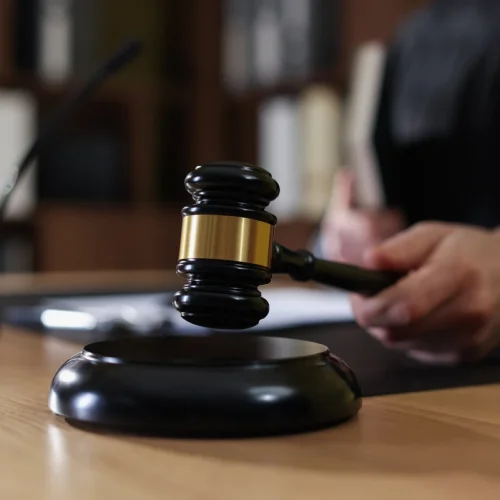 Trabalhadora apresenta cinco atestados falsos, aciona a Justiça após ser demitida e terá que pagar indenização à empresa