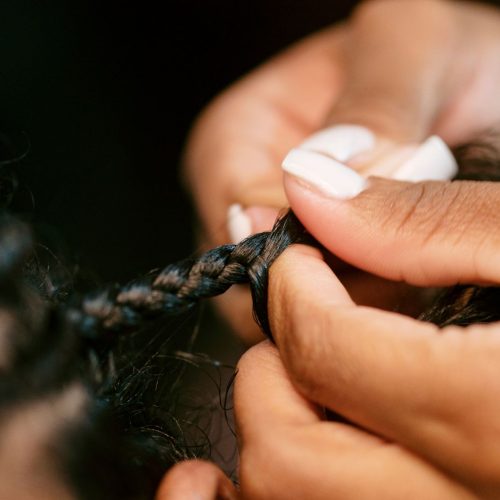 Confira como se inscrever em curso gratuito para trancistas em Salvador