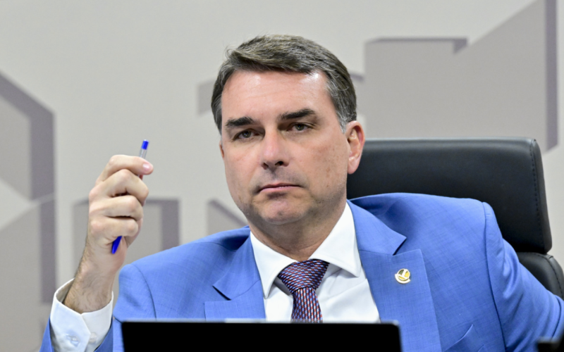Mendonça multa Flávio Bolsonaro por propaganda contra Lula