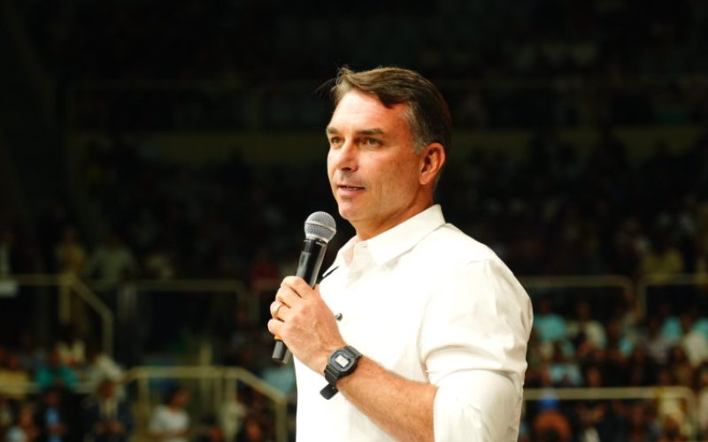 Flávio Bolsonaro diz que não irá a debate da Band neste domingo