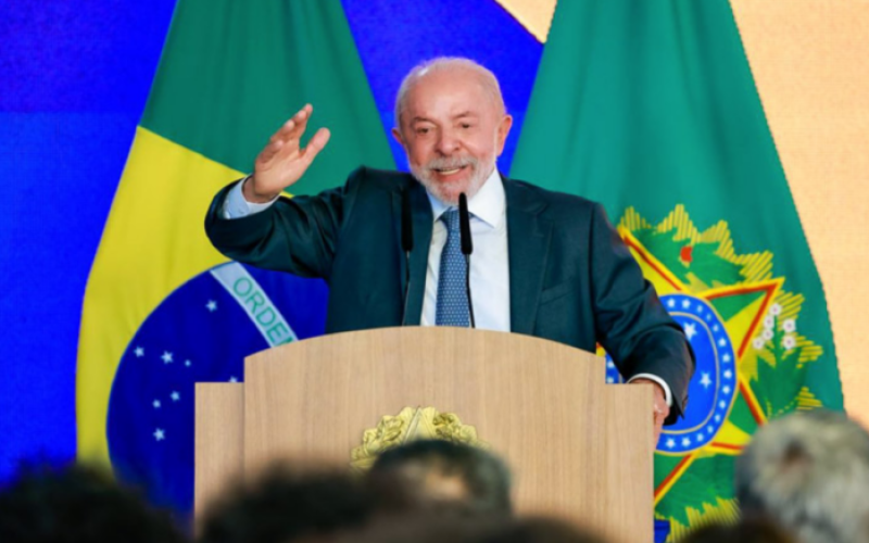 Assista Lula propõe Pé-de-Meia para universitários