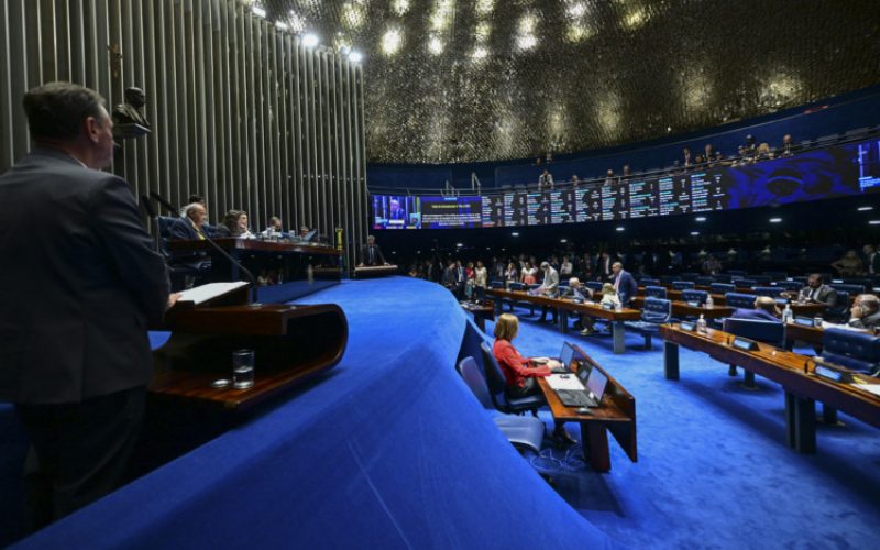 Plenário do Senado Federal durante sessão deliberativa ordinária. Ordem do dia. Na pauta, três acordos internacionais: o PDS 240/2011, que aprova o acordo de cooperação em defesa entre o Brasil e a Guiana; o PDL 344/2024, que aprova o acordo de cooperação na área de educação entre o Brasil e a Croácia; e o PDL 359/2024, que aprova o protocolo que altera a Convenção sobre Exposições Internacionais, assinada em Paris em 1928. Em discurso, à tribuna, senador Carlos Portinho (PL-RJ).Mesa: senador Chico Rodrigues (PSB-RR); senador Veneziano Vital do Rêgo (MDB-PB); presidente do Senado Federal, senador Davi Alcolumbre (União-AP); secretário-geral da Mesa do Senado Federal, Danilo Augusto Barboza de Aguiar.;senador Camilo Santana (PT-CE).Foto: Ton Molina/Agência Senado