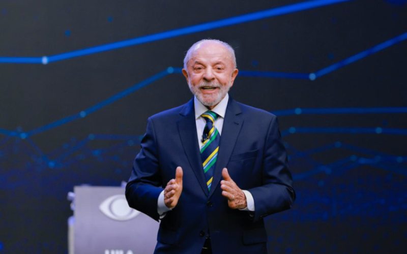 Lula anuncia abertura de sigilo das contas e cobra o mesmo de Flávio Bolsonaro