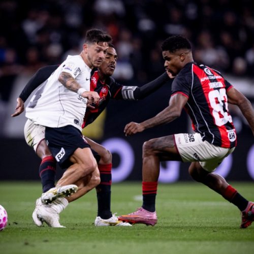 Vitória empata com Corinthians e segue sem vencer fora de casa no Brasileirão