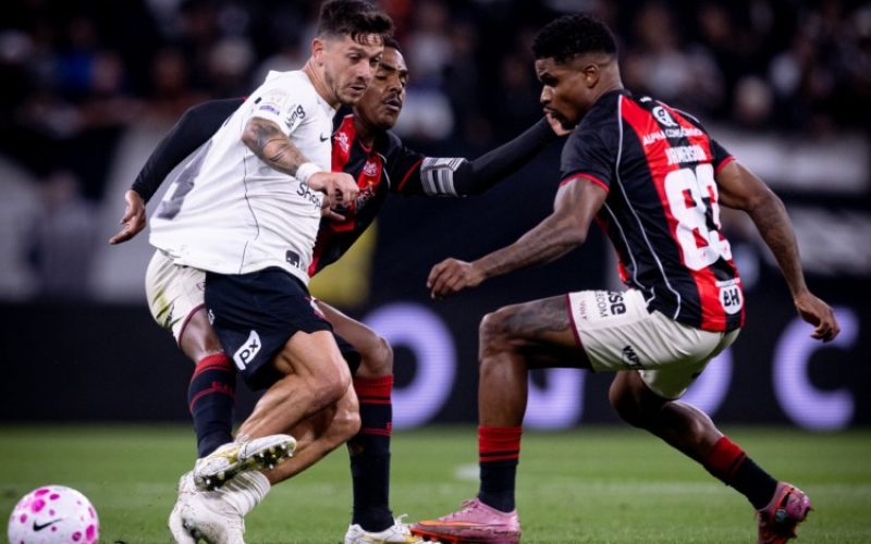 Vitória empata com Corinthians e segue sem vencer fora de casa no Brasileirão